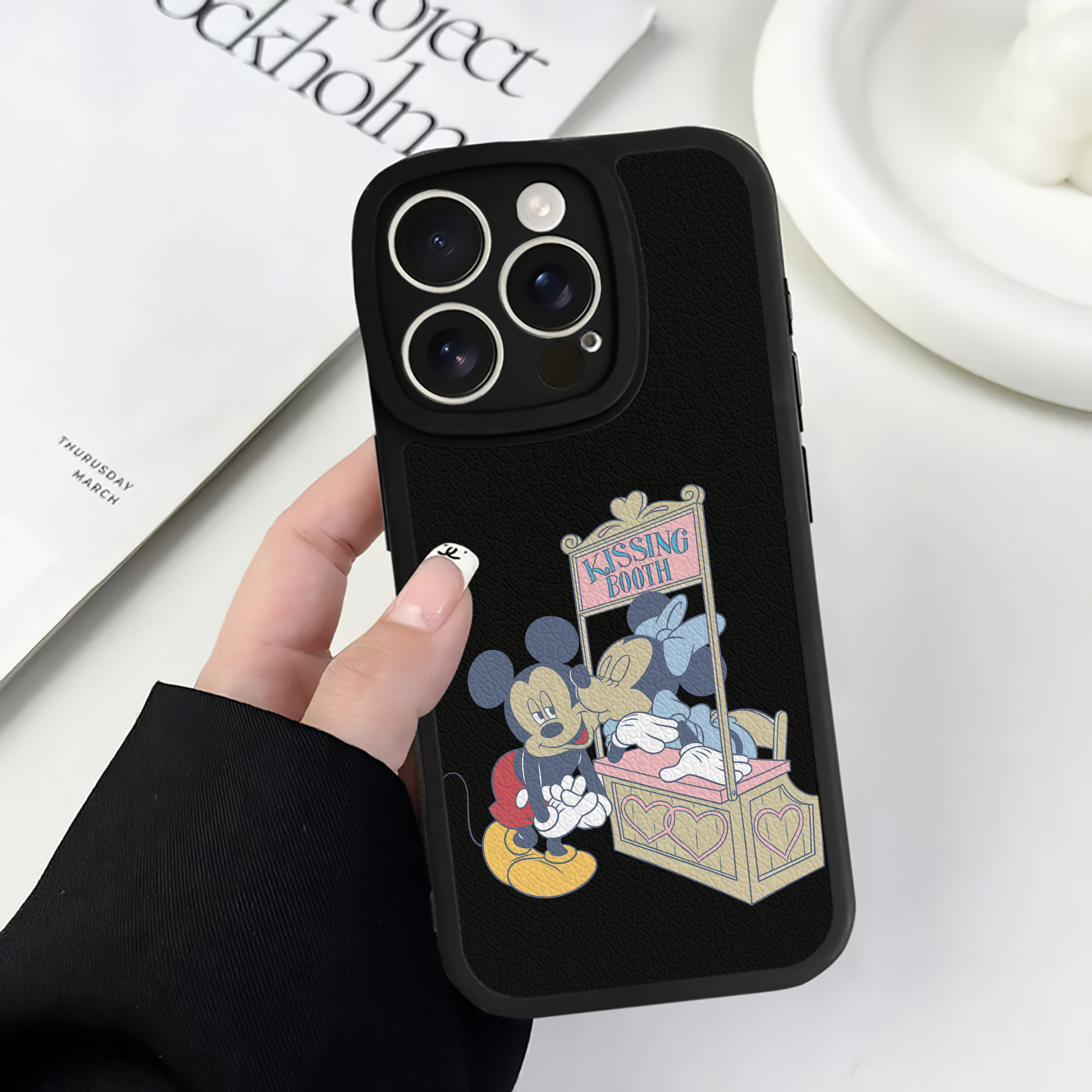 （画像用） ミッキーマウス Mickey Mouse 【iPhone 16シリーズ対応】シリコンスマホケース（レザー調） 材質：シリコン